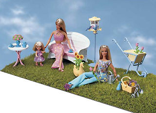 Летний сад для Барби это красивая площадка из травы, летние столики и скамеечка, клумбы с цветами, тележка и самое главное корзинка для пикника, приятно
