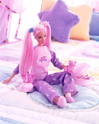 Барби ''Волшебные сны'' (Mattel). В очаровательной пижамке, наша Барби уже готова ко сну. Розовая постель, любимые игрушки, ну что еще нужно для спокойного отдыха.