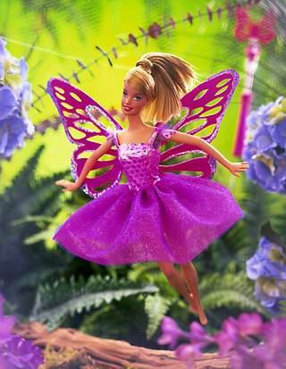 Барби ''Цветочная страна'' (Mattel). С помощью магии Барби превратилась в бабочку, которая ''умеет'' летать. Поднимите    куклу Барби и нажмите на кнопку - крылья куклы Барби начнуть трепетать в точь, как у настоящей бабочки. Прикрепите веревочку например к ножке кровати, и Барби будет летать сама по себе. Но перед этим куклу Барби необходимо собрать.