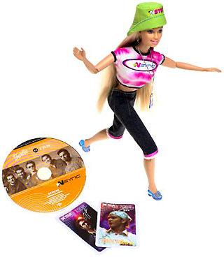 Барби - фанатка группы ''N-sync'' (Mattel). Теперь у нашей Барби новое увлечение. Она просто фанатеет от ''N-sync''. И чтобы не расставаться с любимой музыкой, она всегда носит с собой CD с любимой группой. (В комплекте CD с синглом американской поп-группы ''N-sync'')