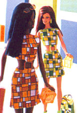 Барби брюнетка в платье в клеточку (Mattel). 60-е снова возращаются! Красавица Барби одета в ультрамодное платье с рисунком в крупный квадратик. Ансамбль дополняют квадратная сумочка, сапожки и солнечные очки.